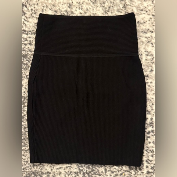 Aritzia babaton ribbed mini skirt. Size S - Picture 2 of 2